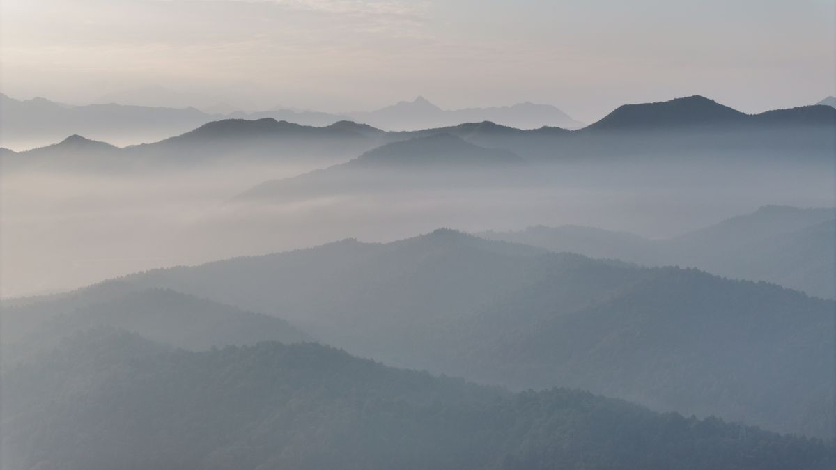 Un paysage de montagnes dans la brume