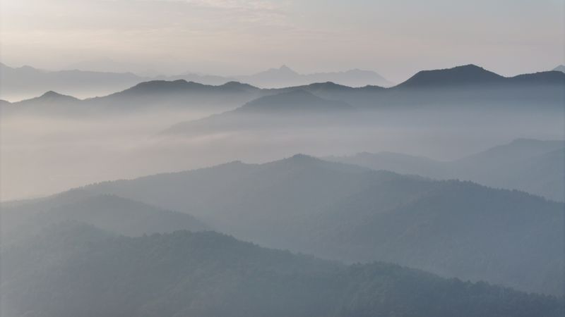 Misty mountains under soft morning light — photo by 壹心 壹画 on Pexels