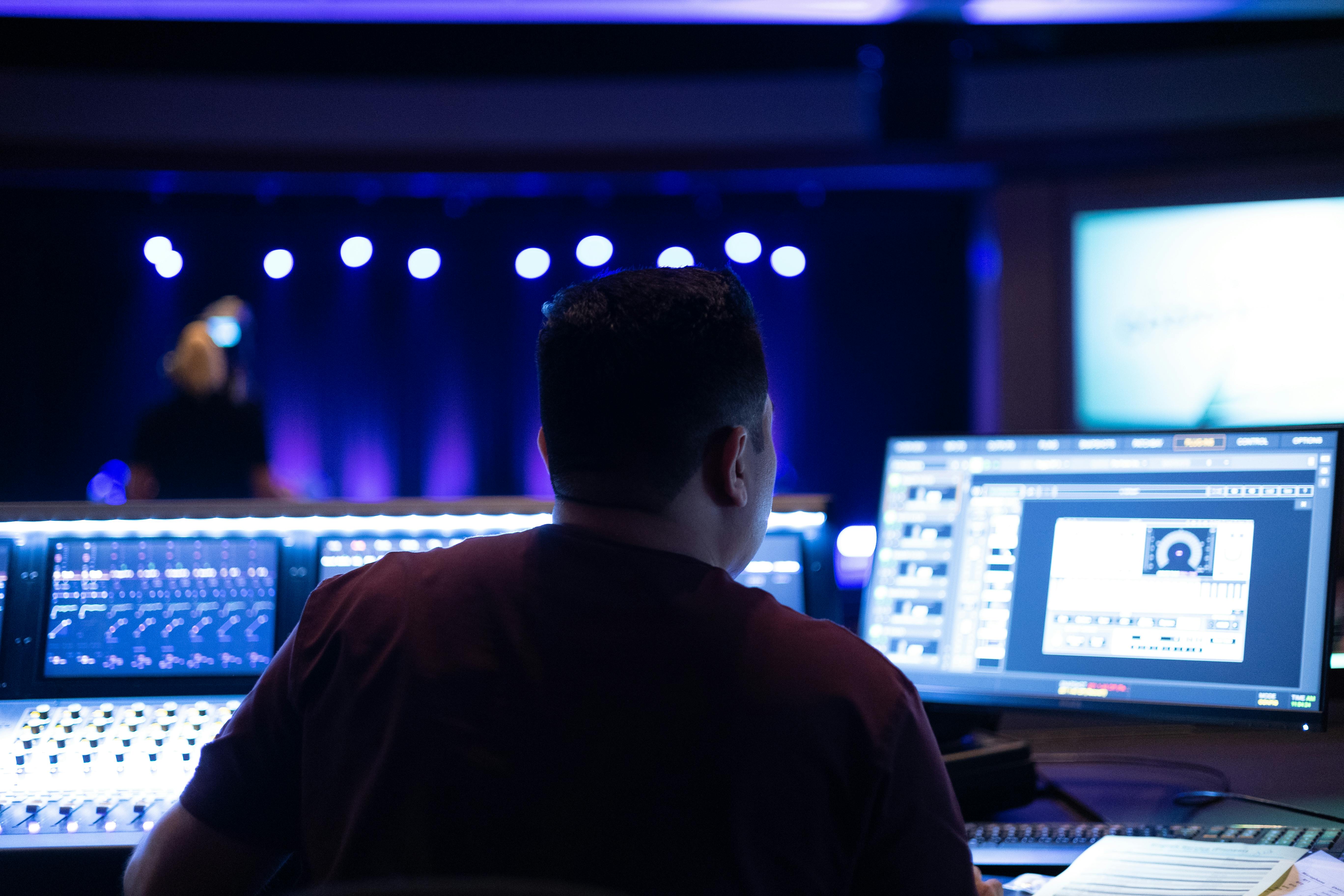 Acústica Adaptativa y Síntesis Generativa: Arquitectura Sonora en Ecosistemas Inteligentes