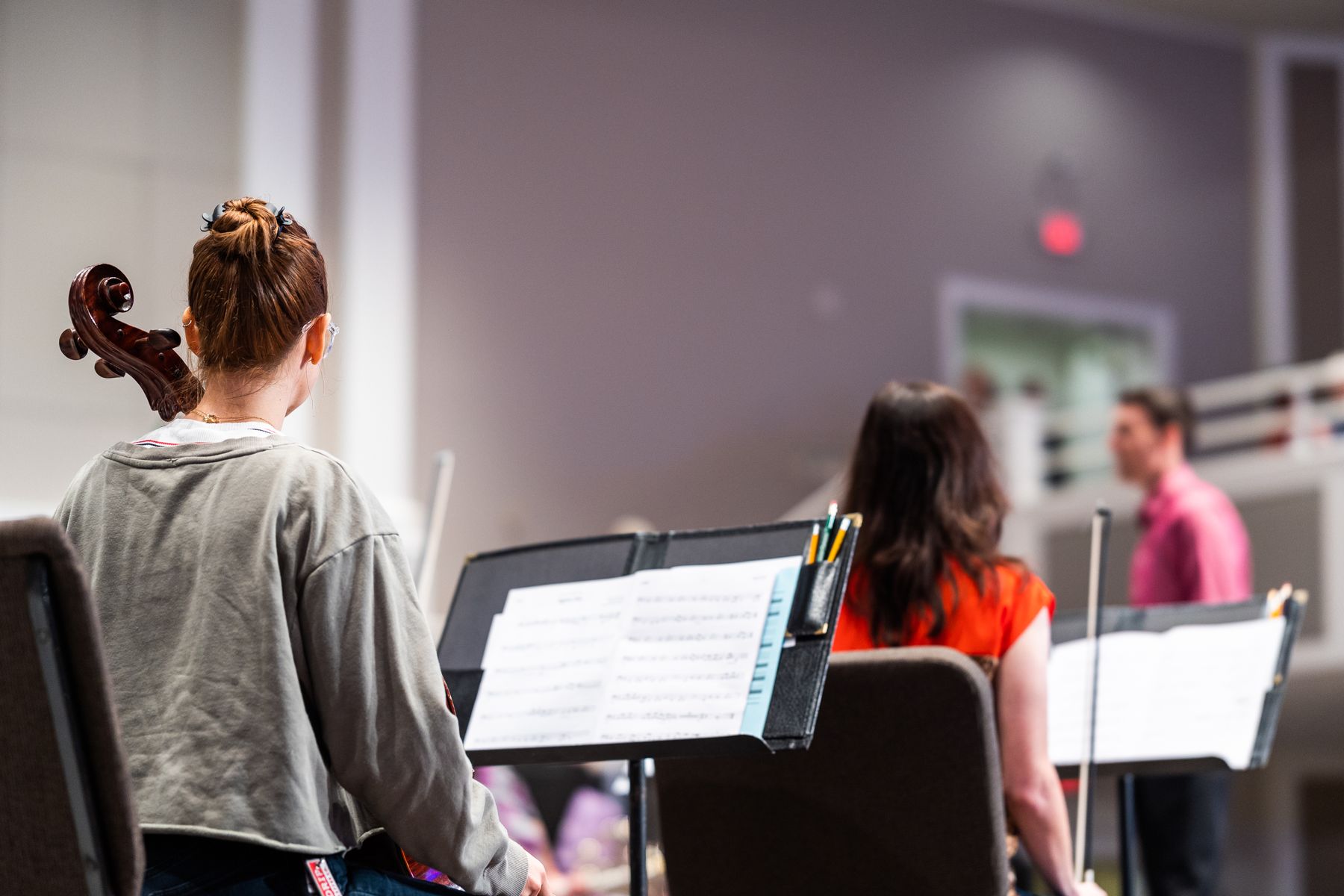 Músicos de orquesta durante ensayo para grabación