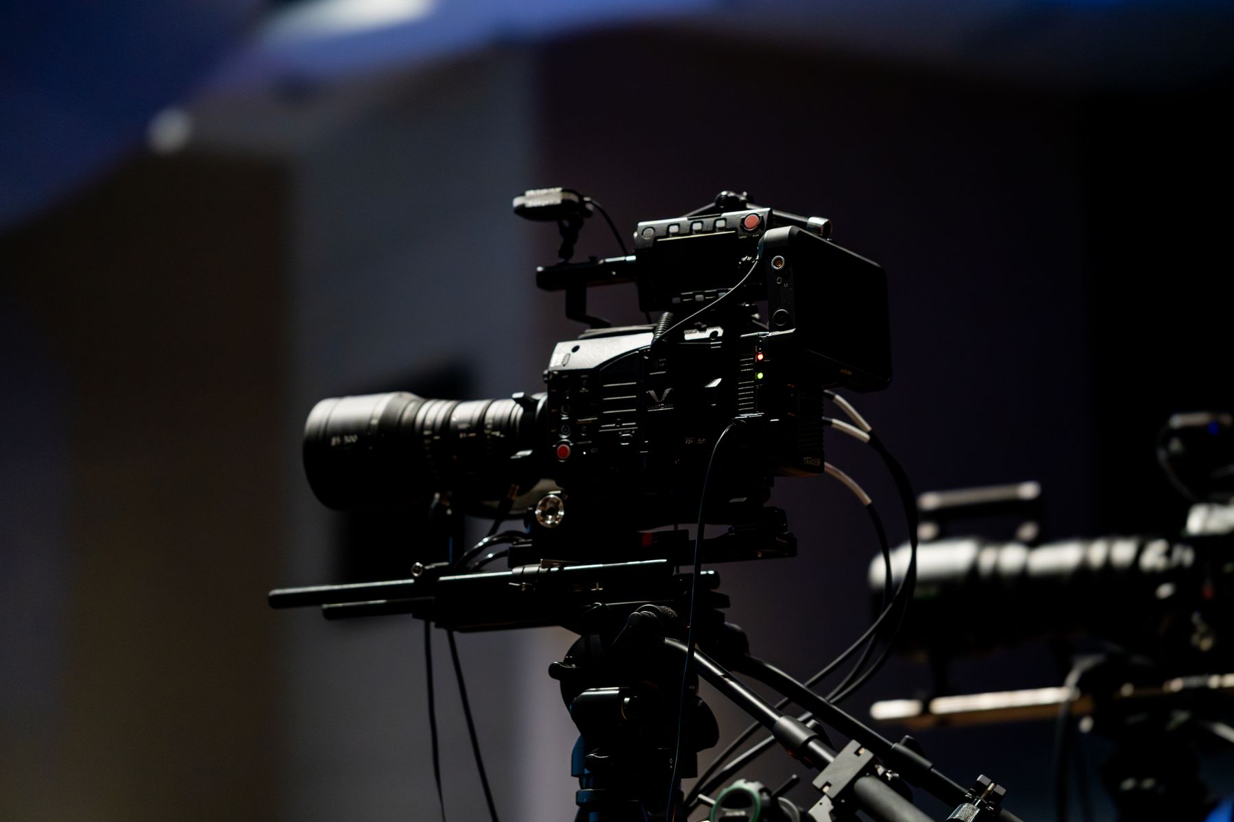 Professionelle TV-Kamera mit modernem Broadcast-Equipment in einem Studio