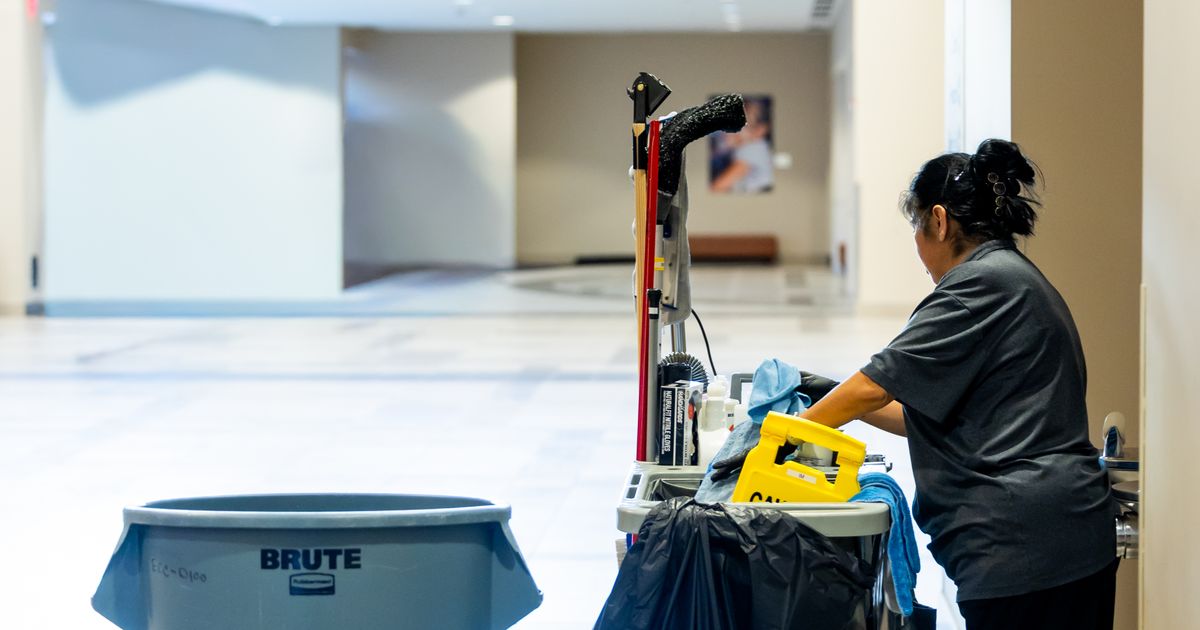 Reinigungskraft mit Reinigungswagen im Objekt, Arbeitszeit für Reinigungskräfte korrekt erfassen