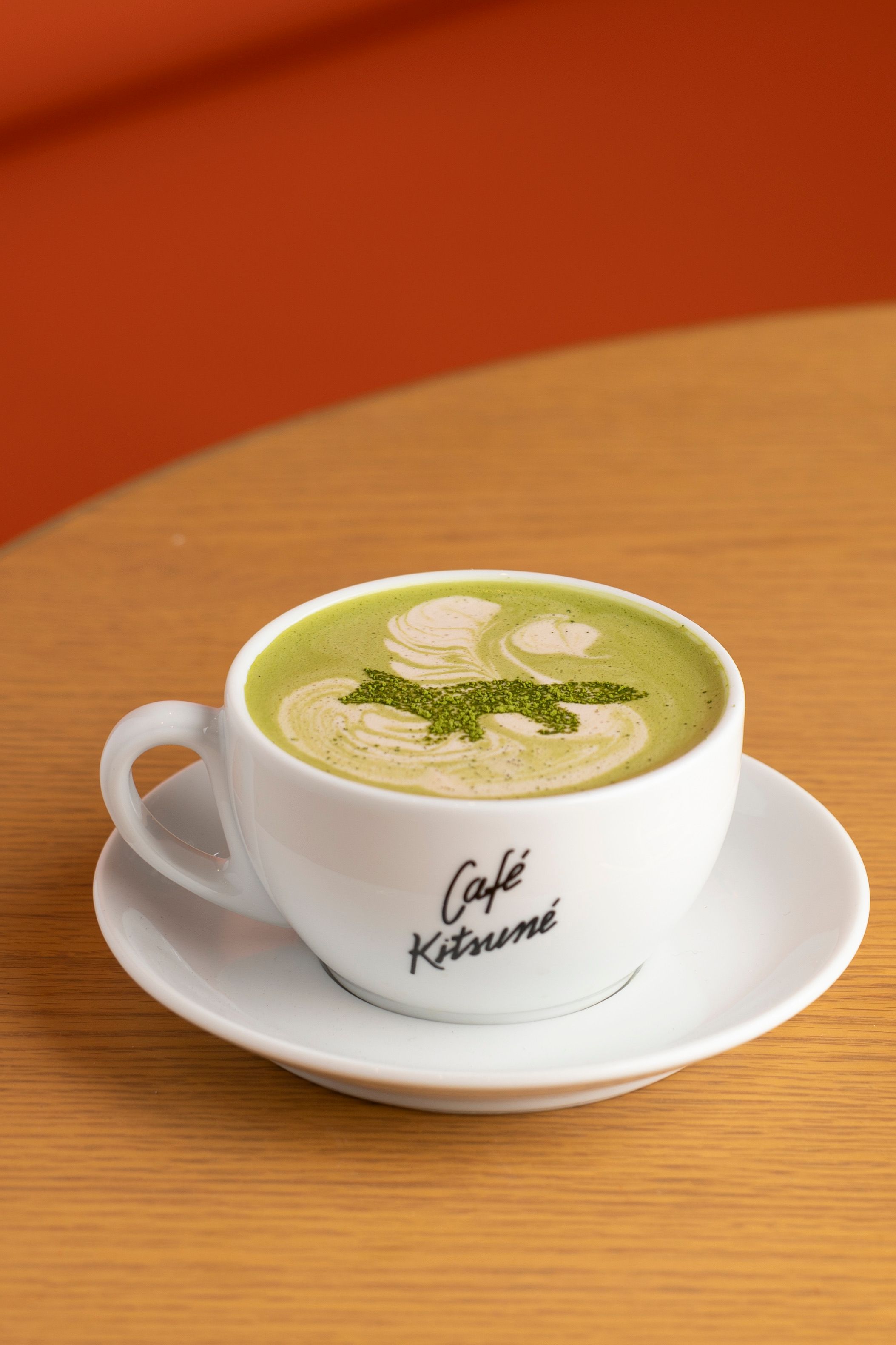 De franc Un cafè amb llet matcha elaborada amb molta cura al Cafe Kitsune amb un intricat art del latte. Foto d'estoc