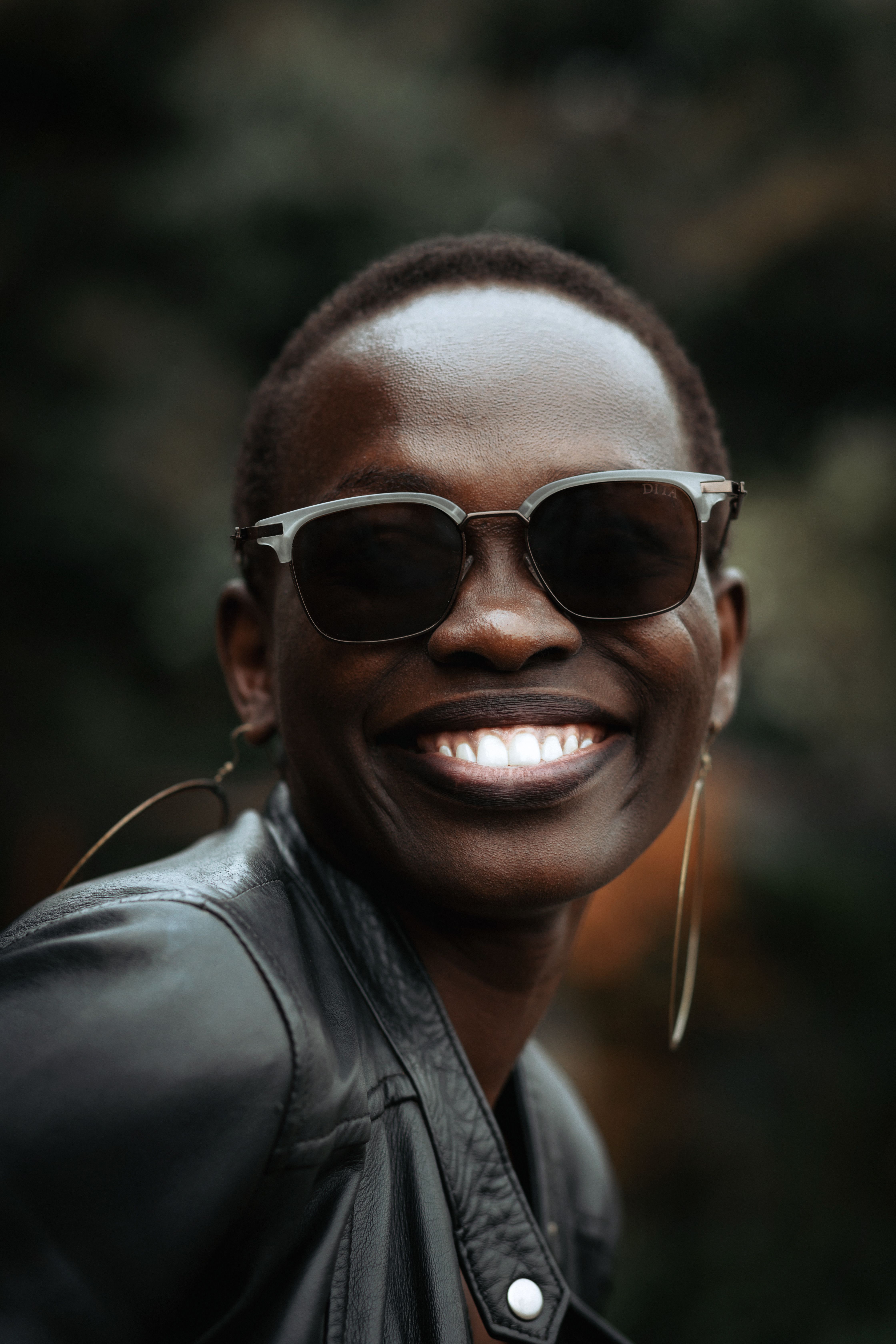 Mujer Sonriente Con Gafas De Sol Y Expresión Alegre · Foto de stock ...