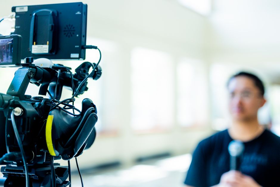 Echipament profesional de televiziune intr-un studio de stiri modern