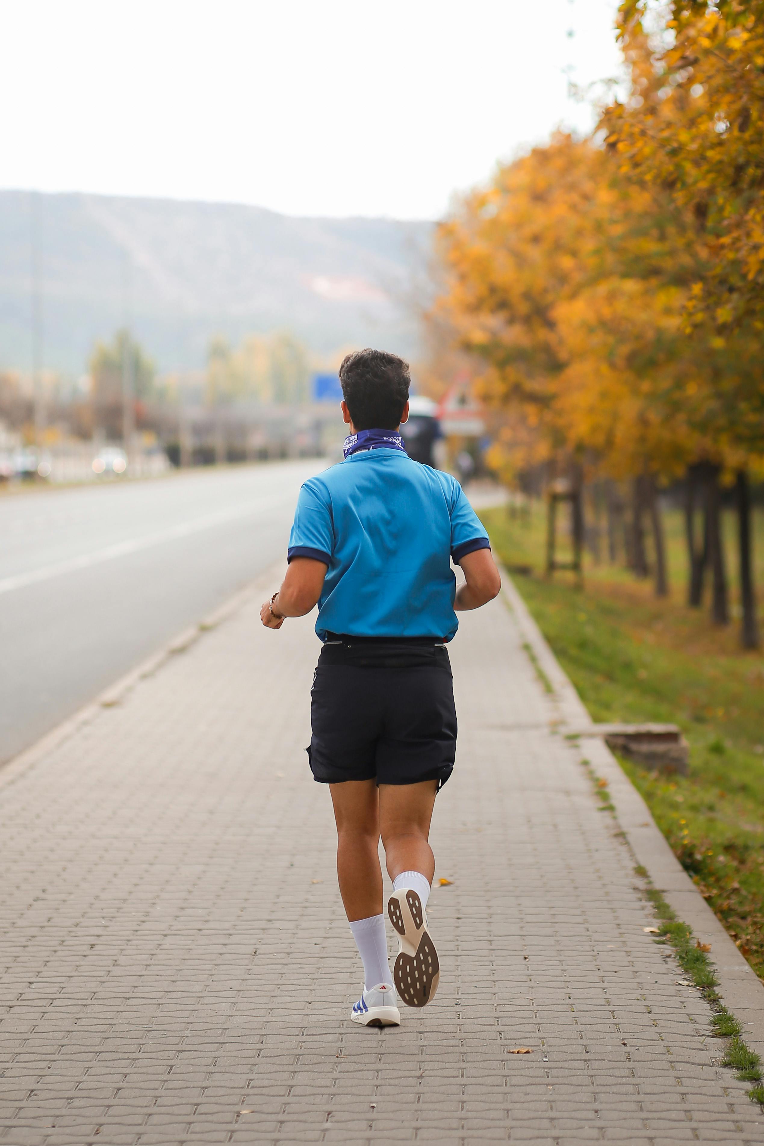 A lone runner enjoys a morning jog along a scenic autumn pathway in Eskişehir, Türkiye.