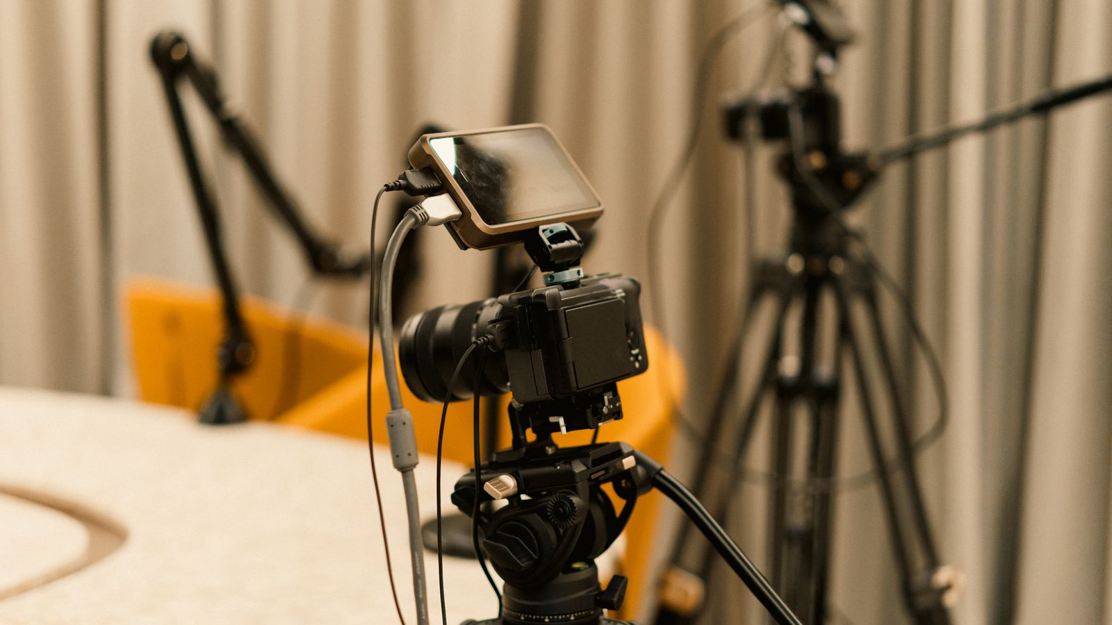 Kamery i mikrofony w studiu przygotowanym do produkcji treści na wiele kanałów