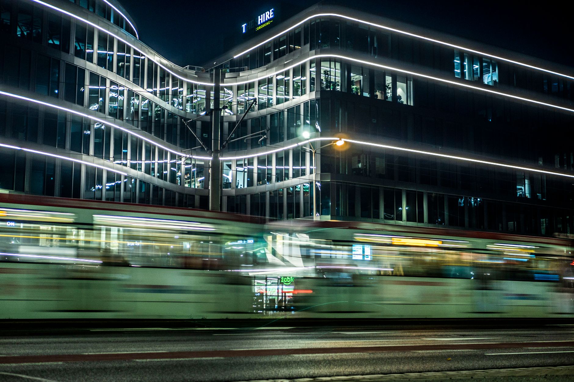 Immeuble de bureaux moderne Schneider Electric nuit