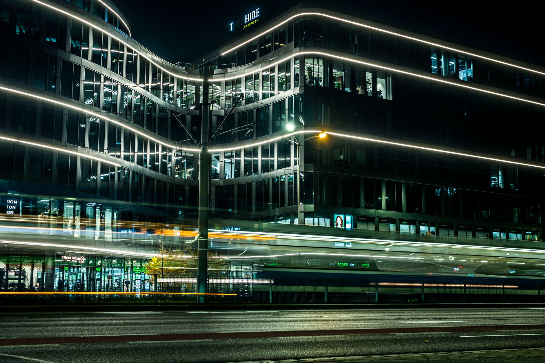 Siège moderne Schneider Electric bâtiment illuminé nuit