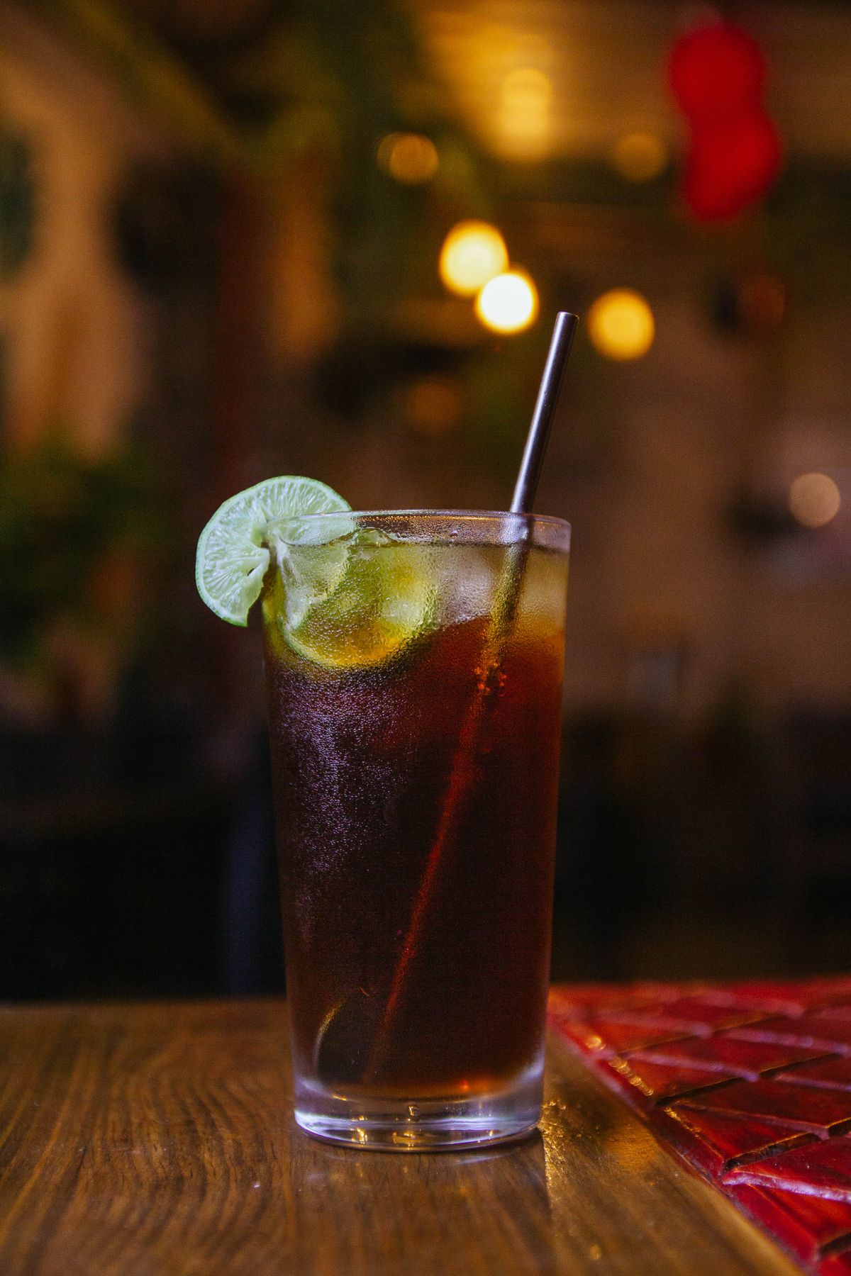 Cuba libre glacé au rhum, citron vert et cola, servi dans un verre long drink