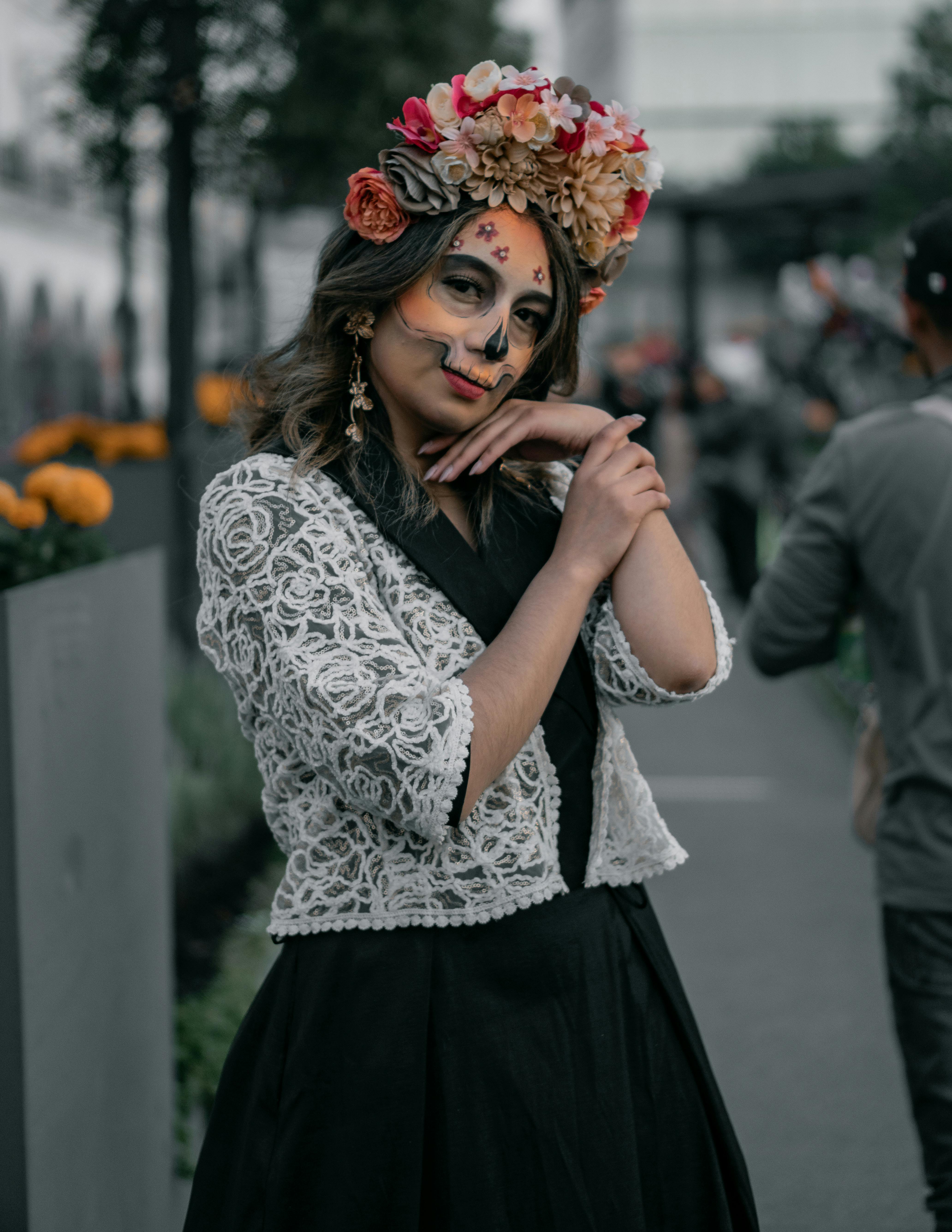 bezplatná Žena v tradičním kostýmu ke Dni mrtvých s make-upem z cukrové lebky venku. Základová fotografie