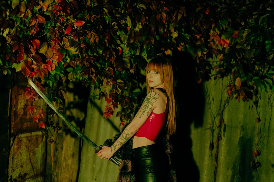 Guerreiro samurai em pose de combate com katana brilhante e efeitos visuais dinâmicos