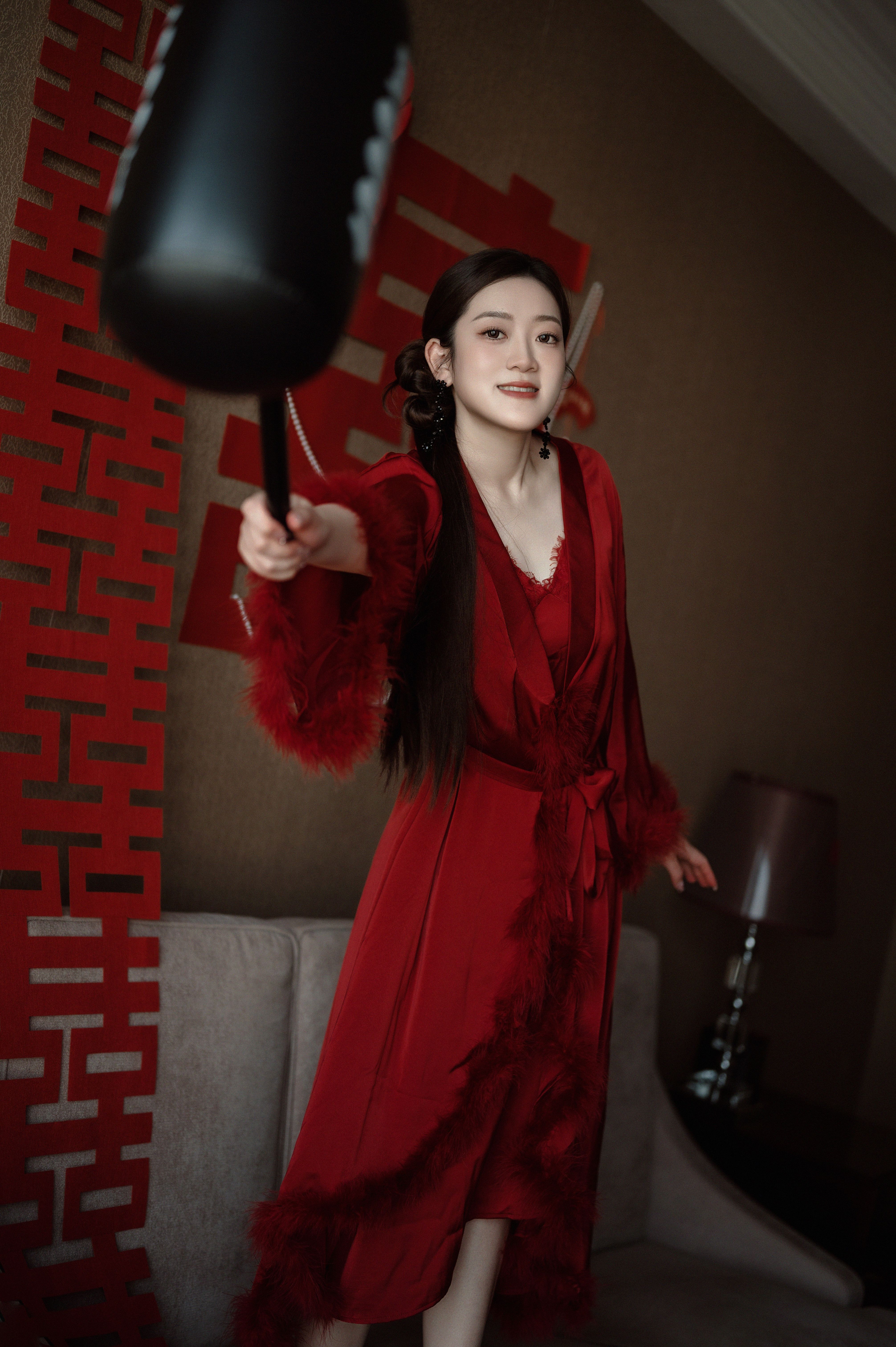Femme En Robe Rouge Brandissant Un Marteau à L'intérieur · Photo gratuite