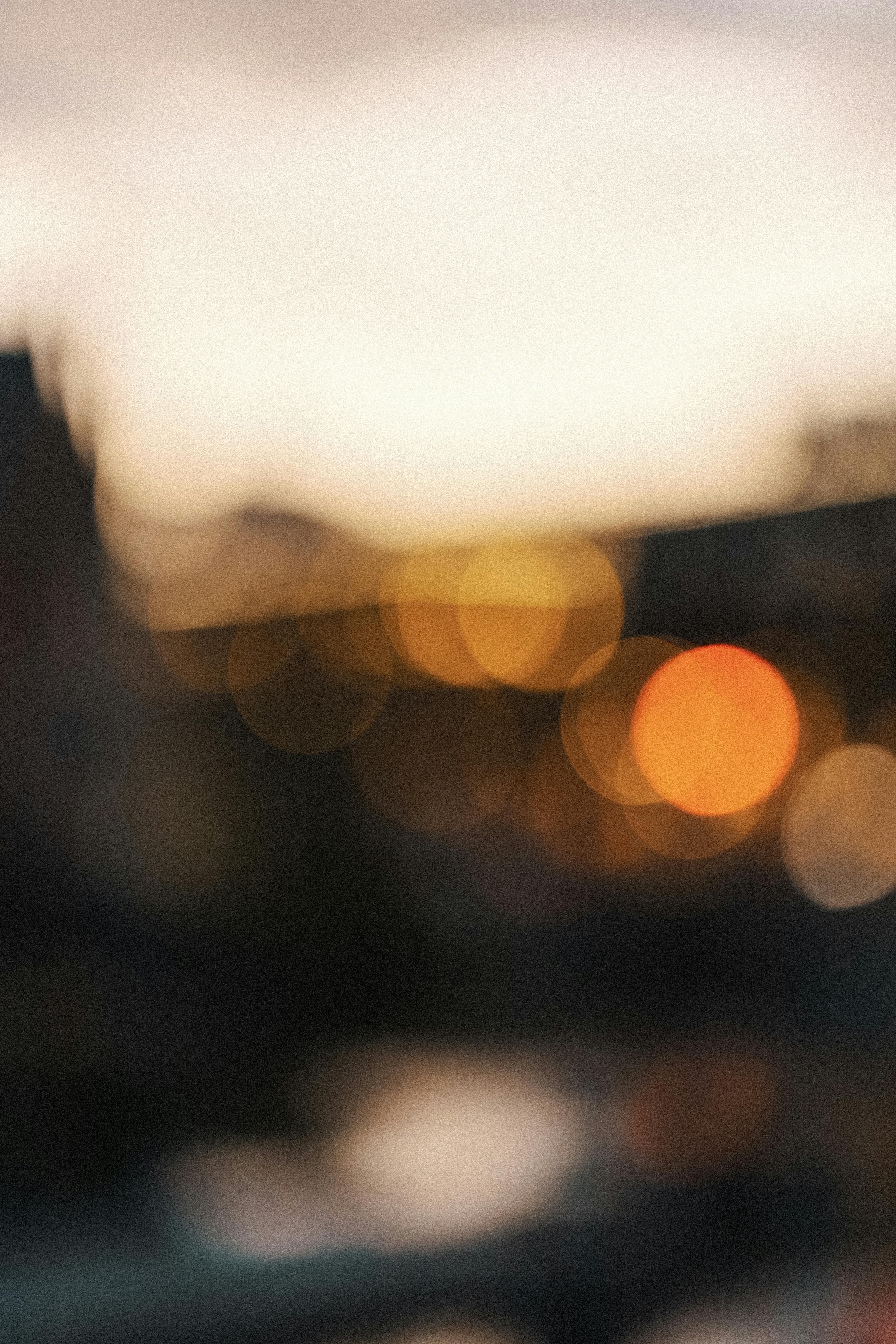 Gratis Le luci sfocate della città creano un magico effetto bokeh al tramonto, regalando un'atmosfera da sogno. Foto a disposizione