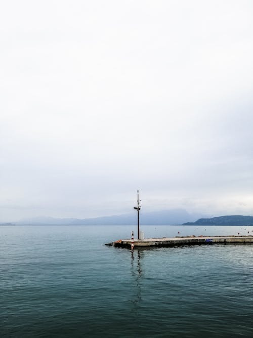 Бесплатное стоковое фото с вертикальный выстрел, на открытом воздухе, озеро