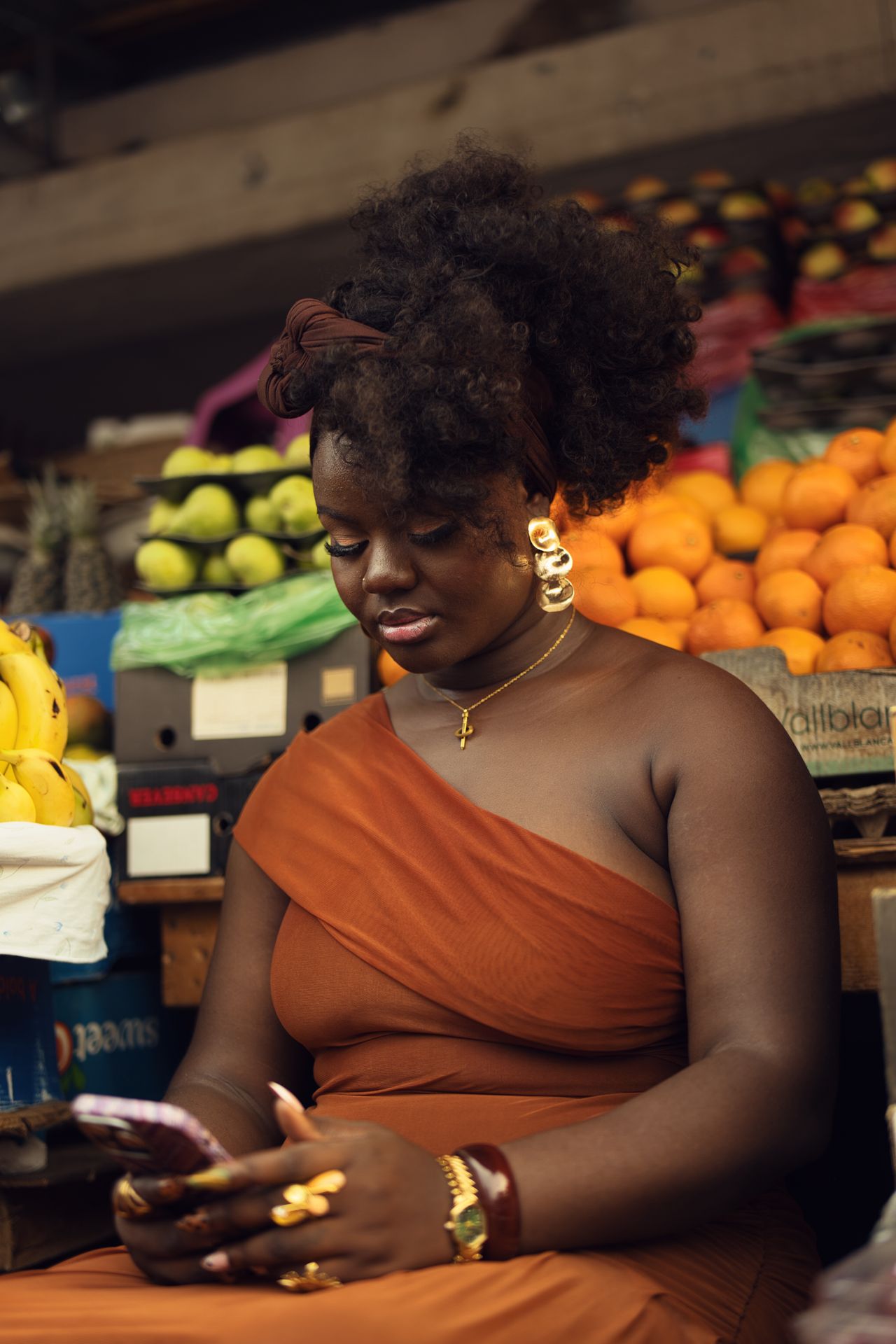 Une commerçante utilise son téléphone au marché
