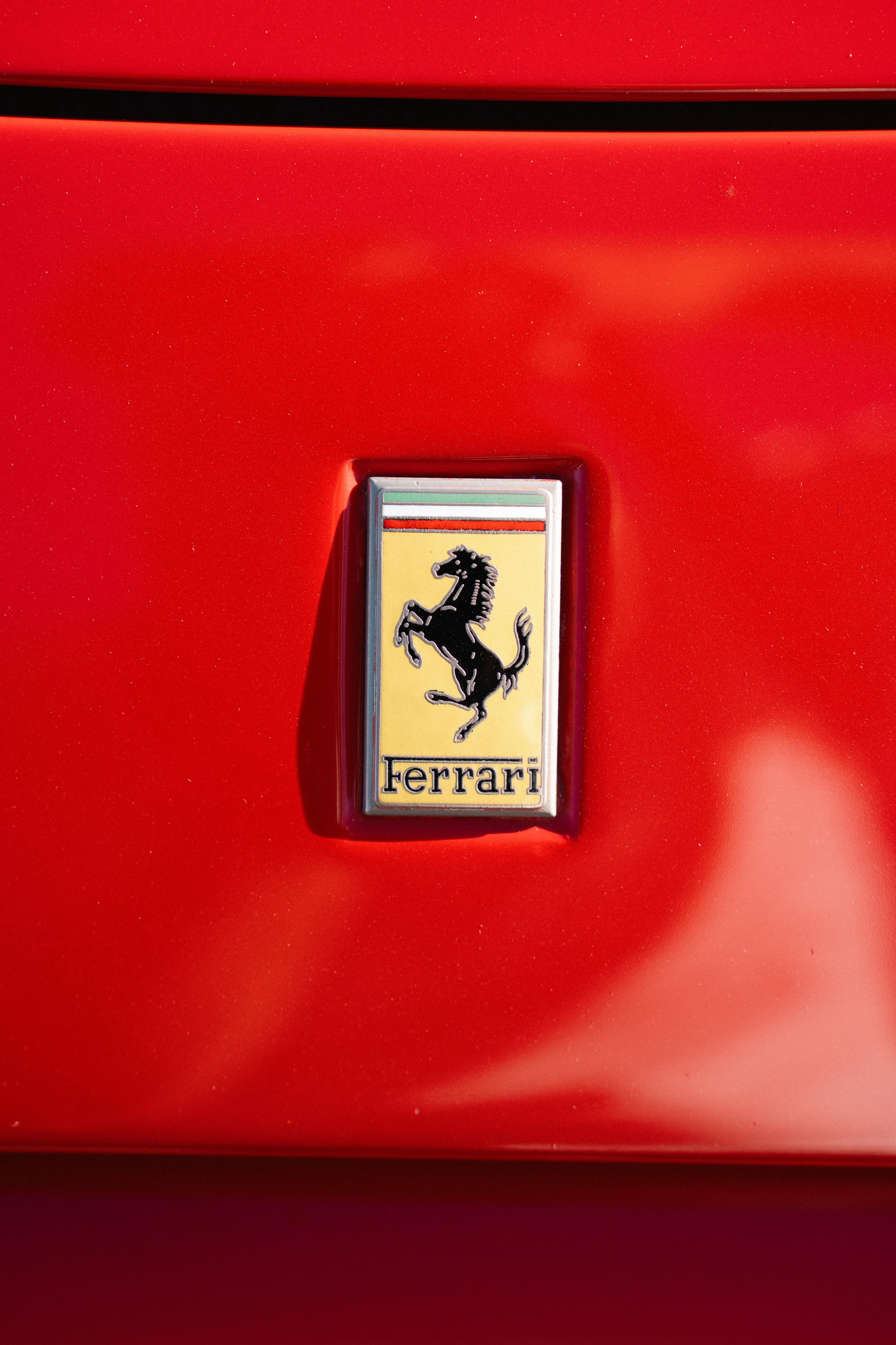 Acercamiento del Logotipo de Ferrari en el Capó Rojo · Foto de stock ...