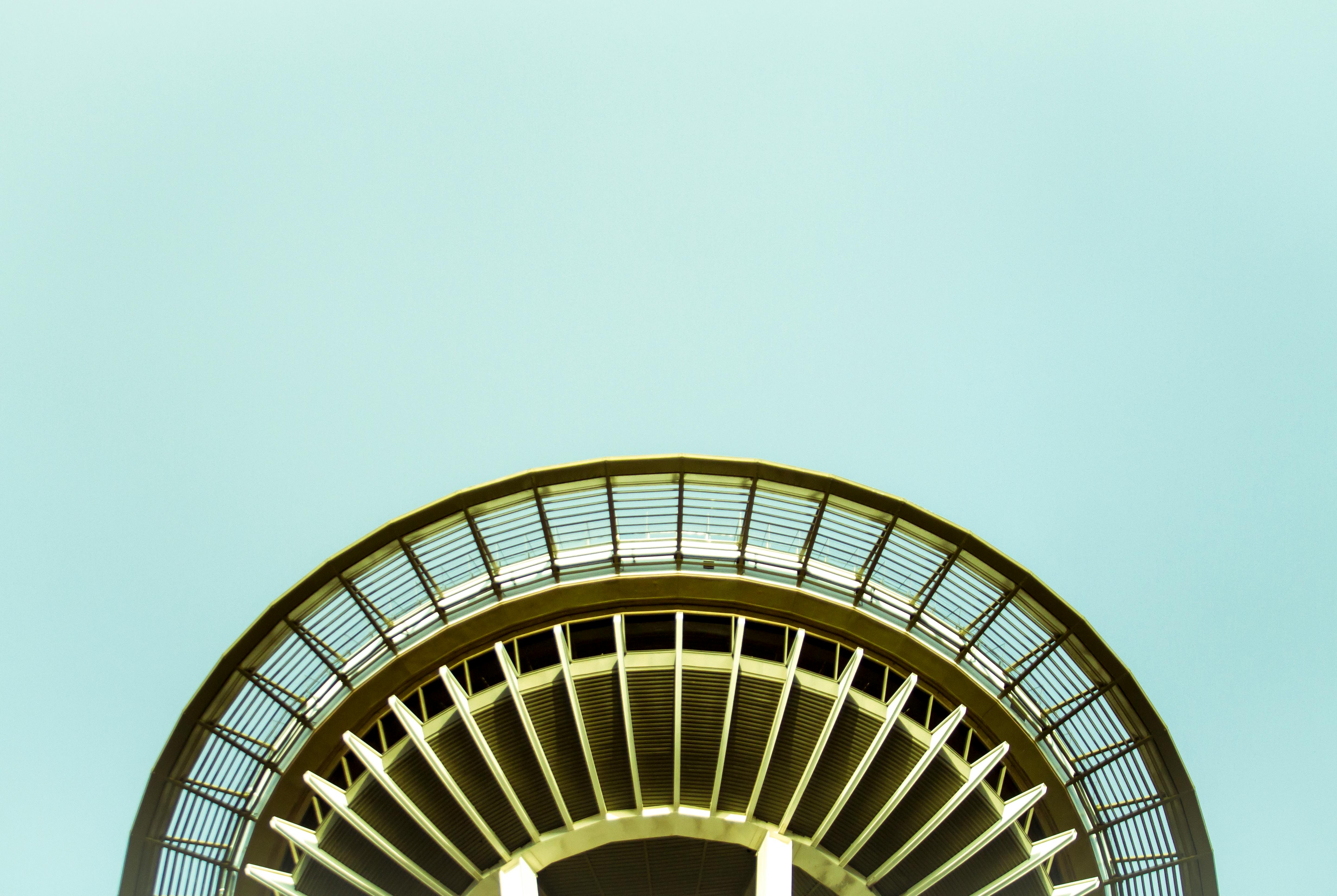 무료 고요하고 맑은 하늘을 배경으로 현대 건축물을 인상적으로 클로즈업한 사진으로, 독특한 디자인 요소를 보여줍니다. 스톡 사진