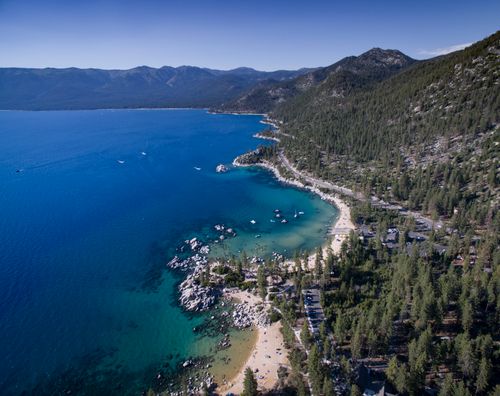 Free A breathtaking aerial view of Lake Tahoe's stunning coastal landscape with clear blue waters. Stock Photo