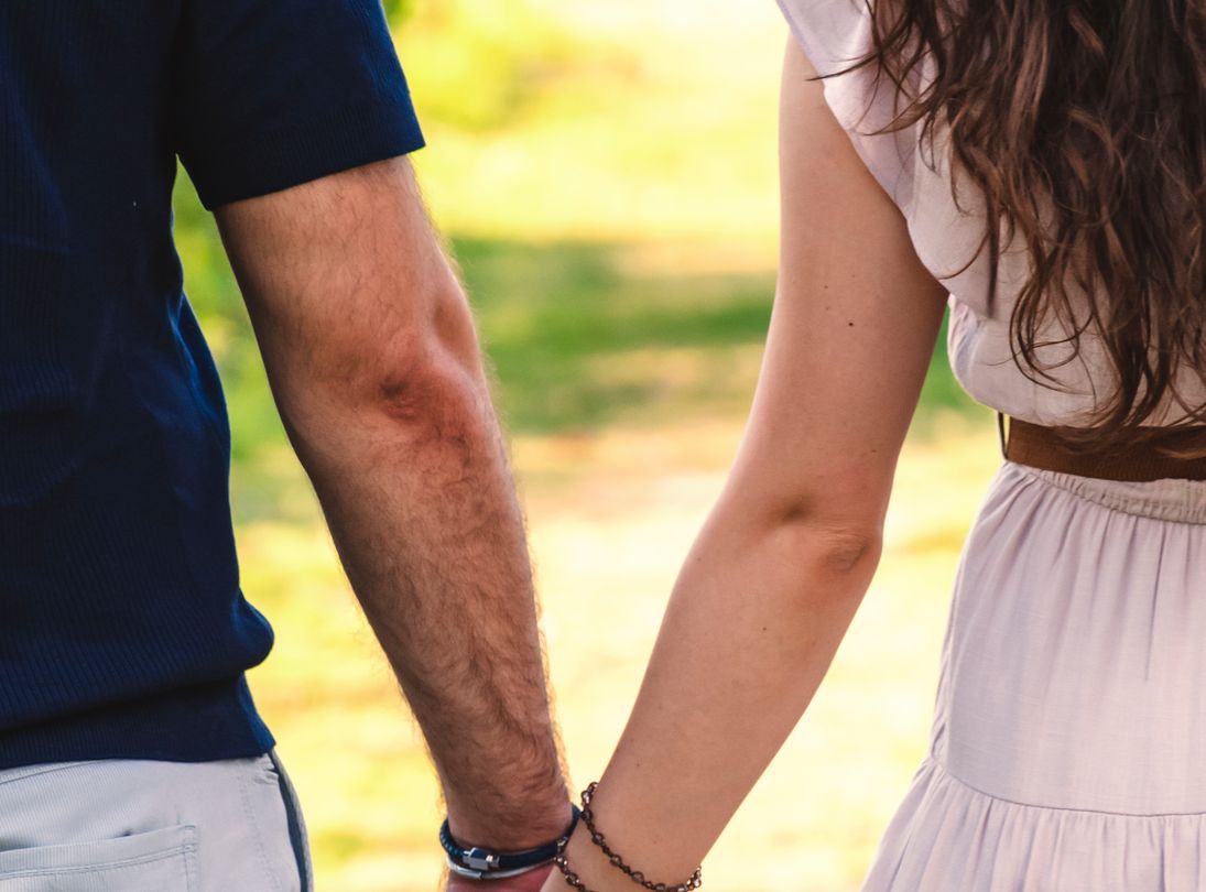 Online dating: starting a conversation on a niche platform