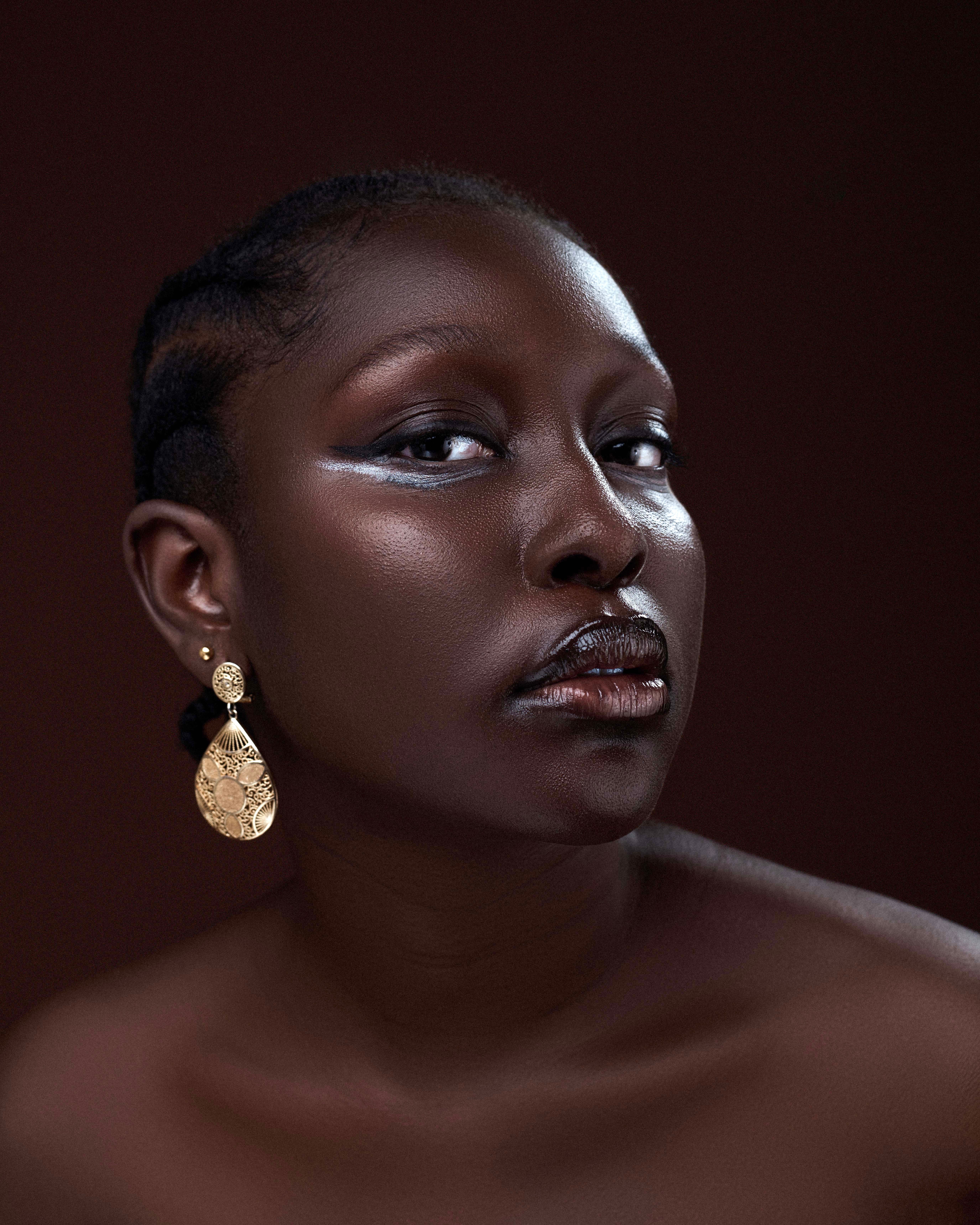 Portrait femme africaine main image 1