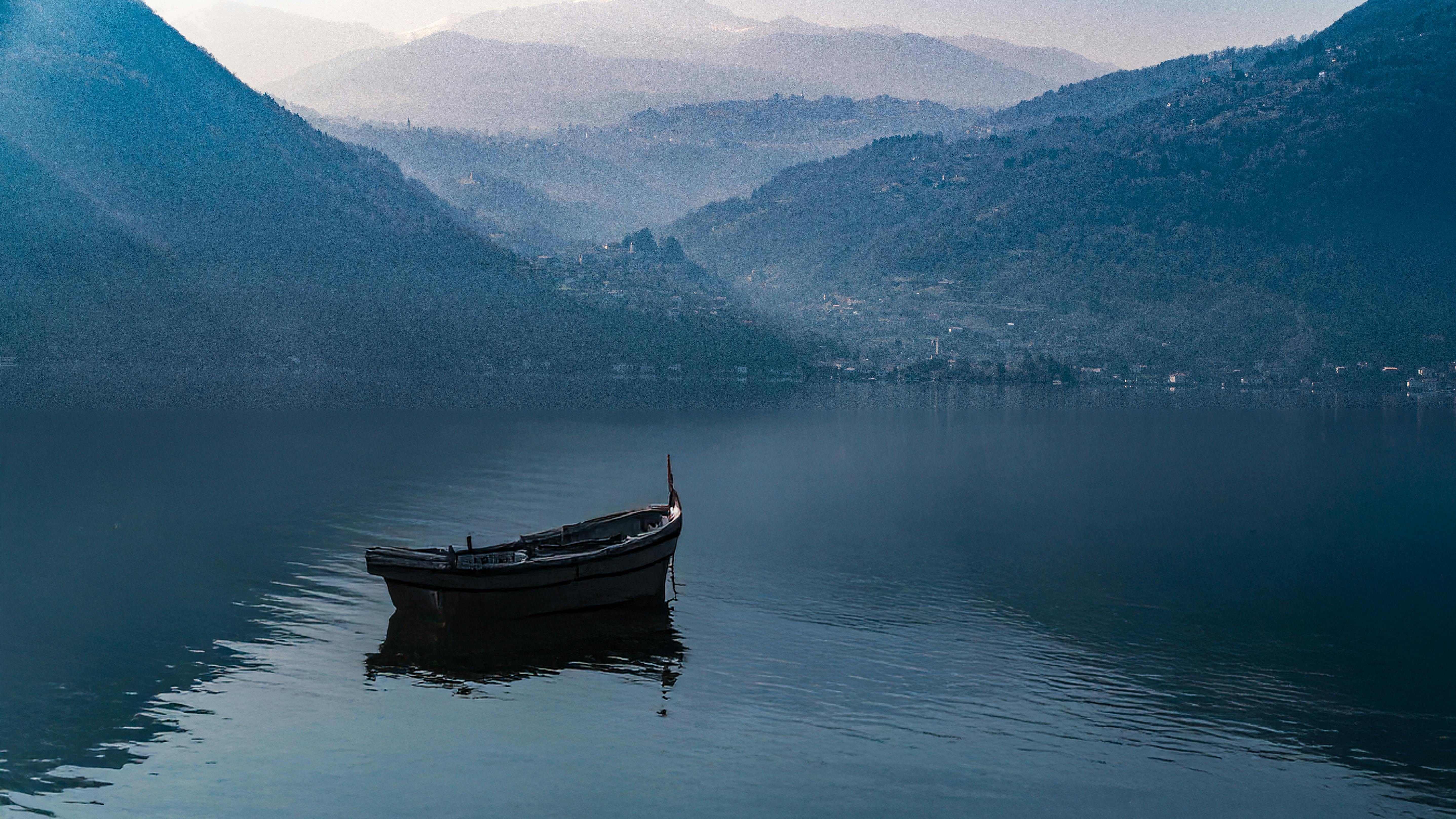 Sakin bir su kenarında, sisli ve huzurlu bir sabah vaktinde yalnızlığın getirdiği saf ve şeffaf sükuneti yansıtan minimalist bir manzara.