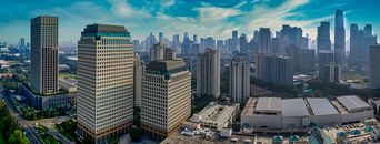 令人惊叹的雅加达现代天际线鸟瞰图，展现了摩天大楼与城市建筑