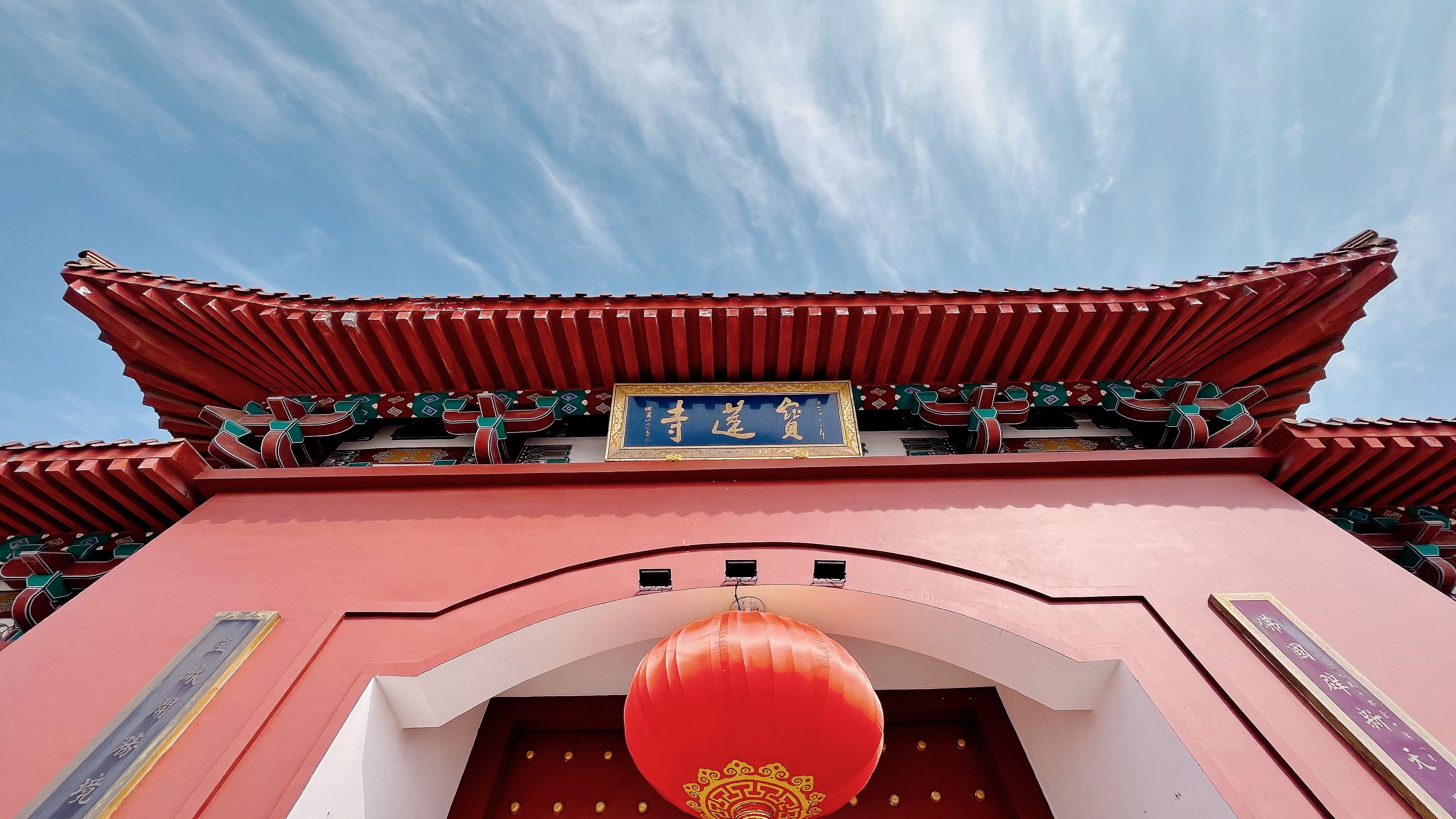 Traditional Chinese Architecture with Red Lantern · Free Stock Photo