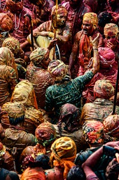 春天，人们身着色彩缤纷的服装在户外庆祝印度胡里节