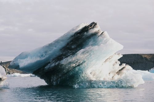 Free Majestic iceberg floating in serene Icelandic waters, showcasing natural beauty. Stock Photo