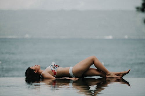 бесплатная Женщина, лежа на воде Стоковое фото