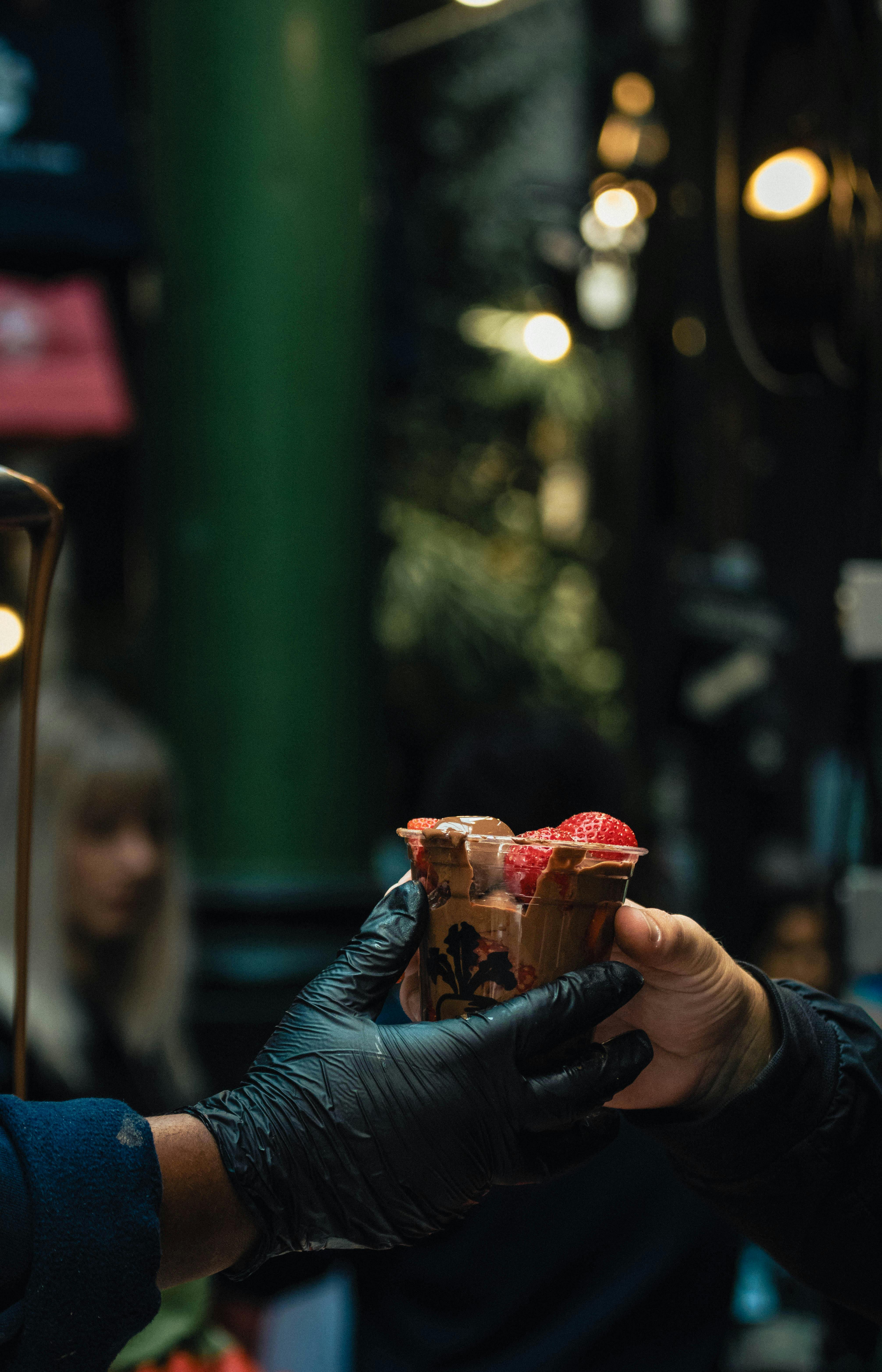 Gratuit Un vânzător ambulant din Londra împarte căpșuni acoperite cu ciocolată într-o piață animată. Fotografie de stoc