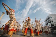 户外节日上，充满活力的集体表演展示了传统服装和文化舞蹈