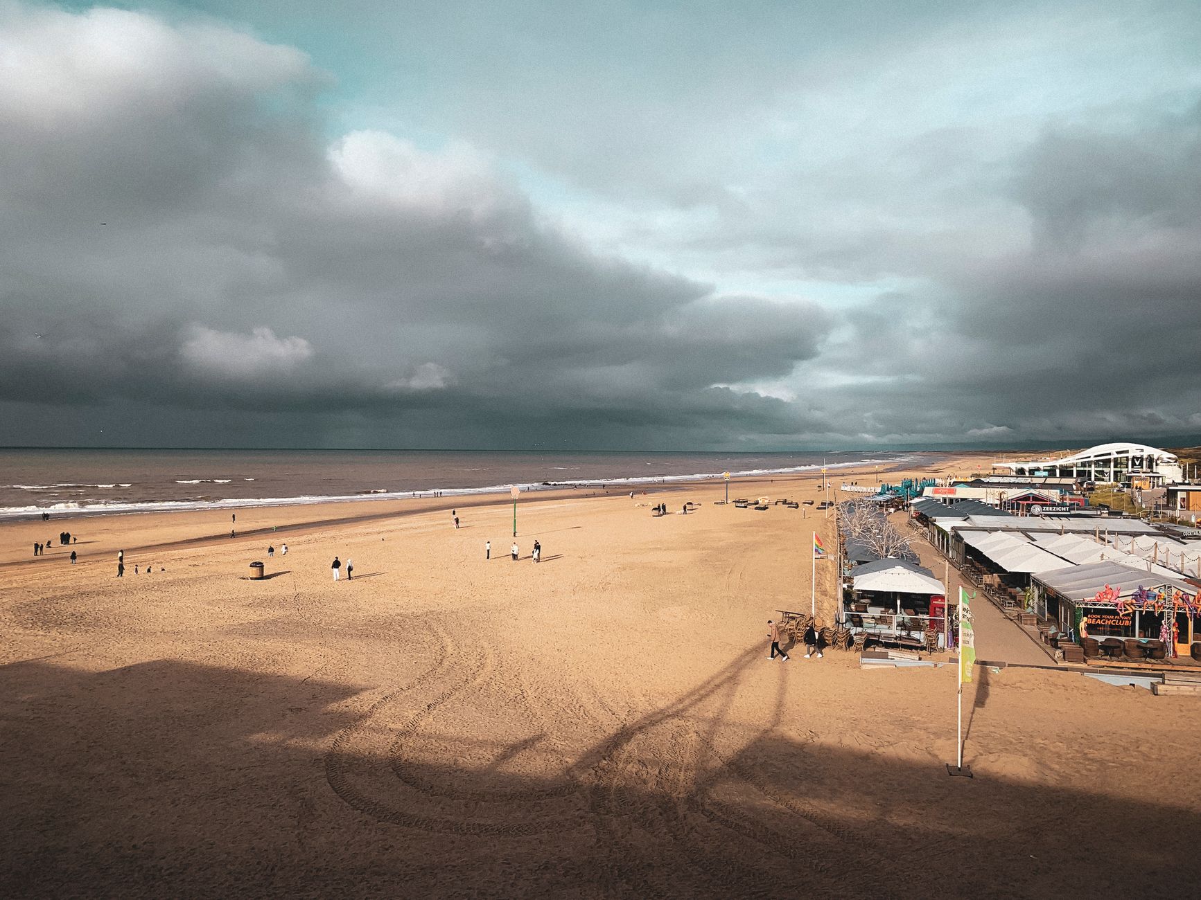 Een schilderachtig uitzicht op het strand in Den Haag, Nederland met dramatische wolken.