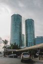 在城市中，圆滑的双摩天大楼矗立着，汽车在下面的街道上行驶