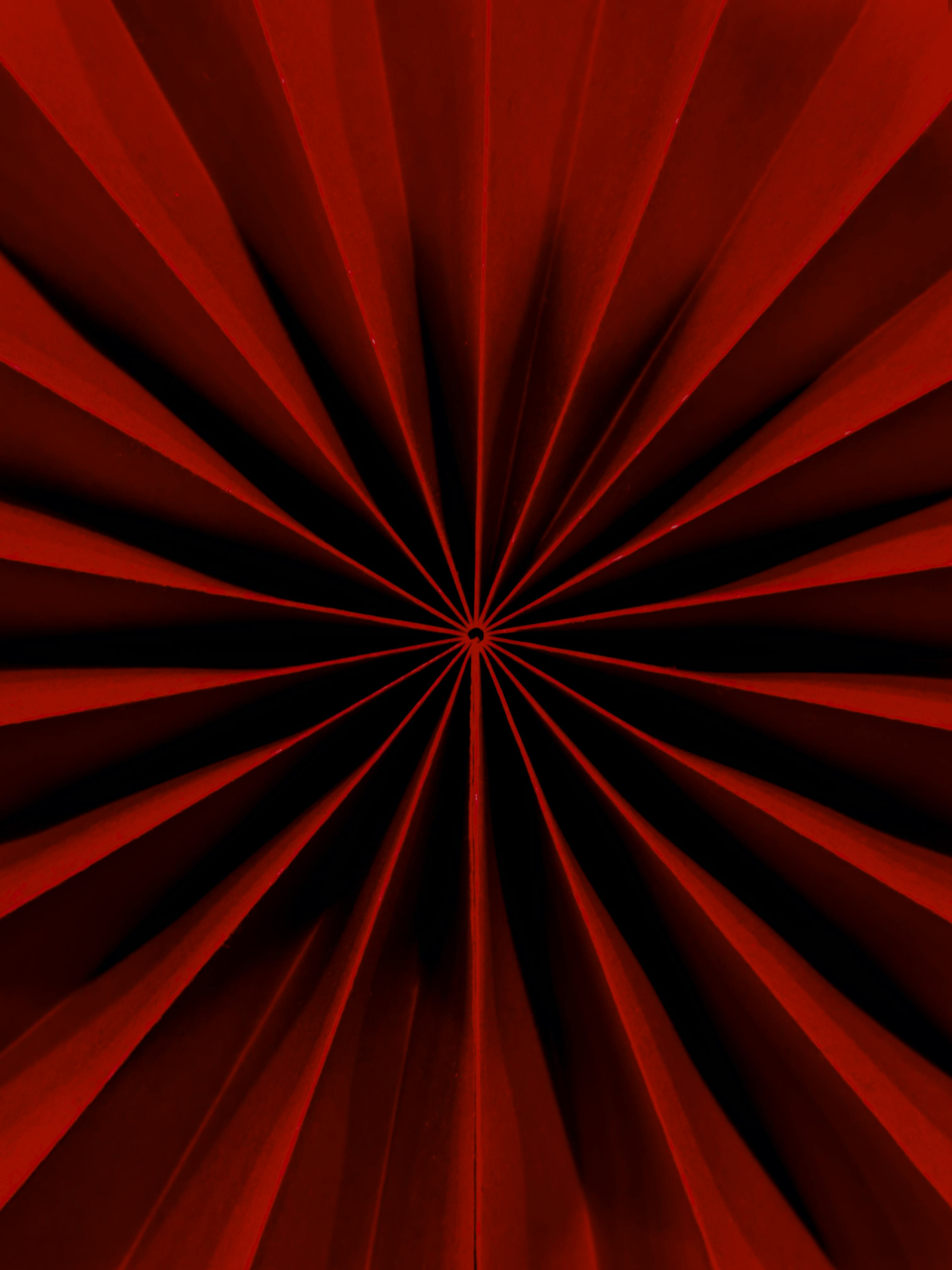 De franc Patró radial vermell abstracte amb ombres dinàmiques que creen un impacte visual audaç. Foto d'estoc