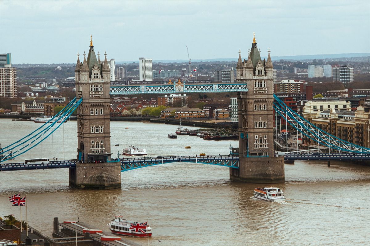 Tower Bridge din Londra văzut de sus, cu Tamisa și vaporașele de croazieră