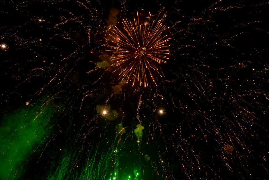 Fotomural Fuegos artificiales deslumbrantes estallan con colores brillantes iluminando el cielo nocturno en una exhibición hipnotizante.