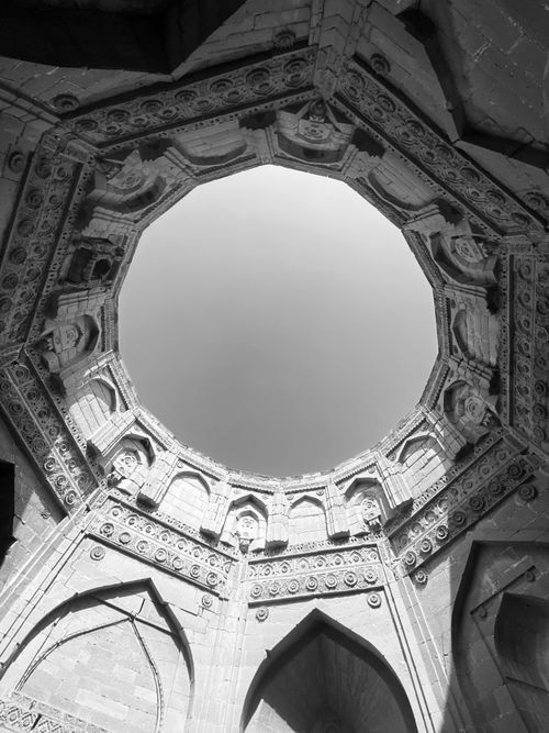 Free Black and white photo of a historic architectural dome interior in Thatta, Sindh, Pakistan. Stock Photo