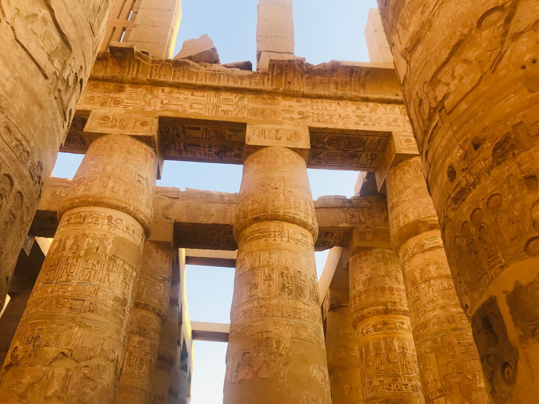 Nilkreuzfahrtschiff bei Sonnenuntergang am Ufer in Luxor