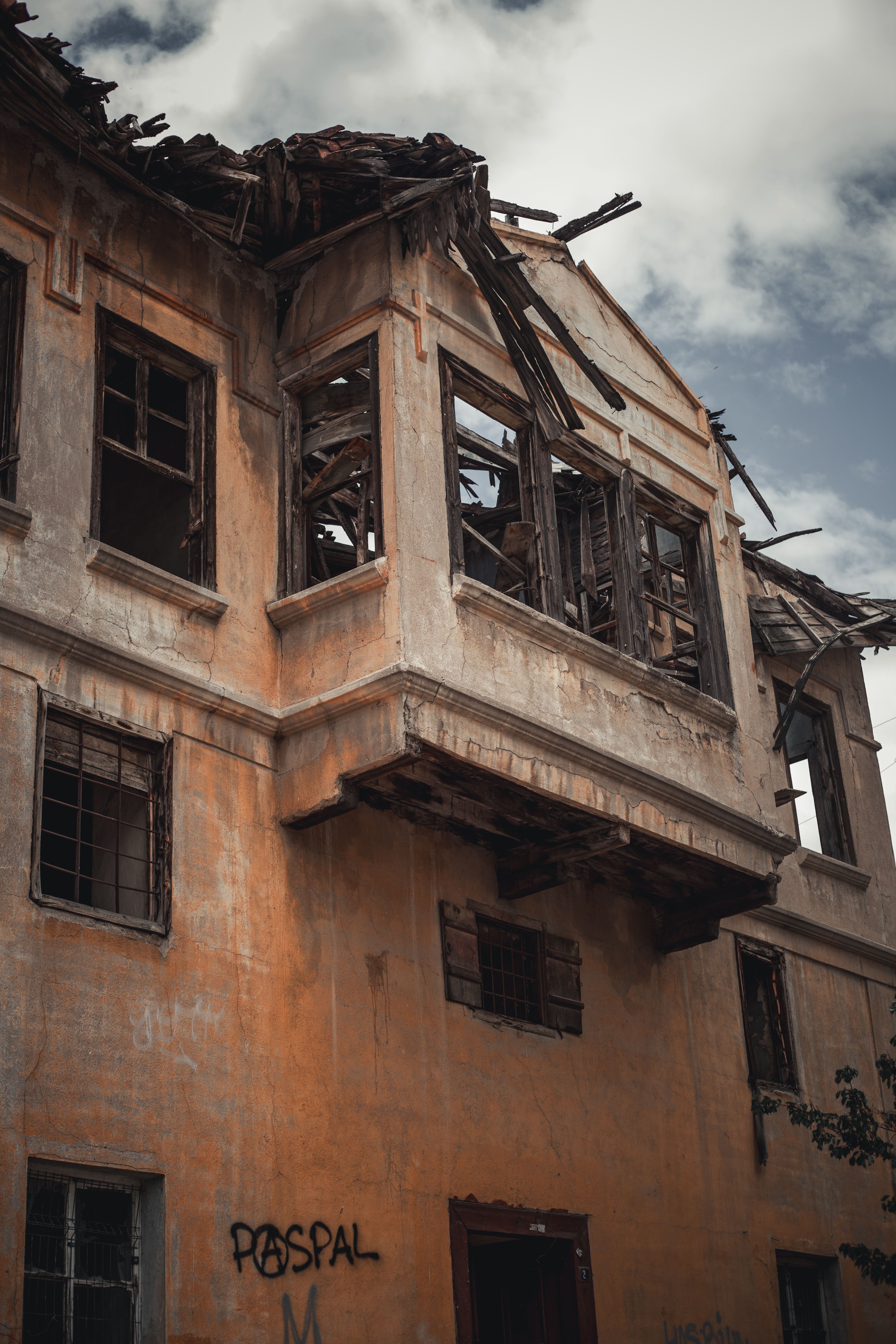 Edificio Abandonado Y Deteriorado Con Ventanas Rotas · Foto de stock ...