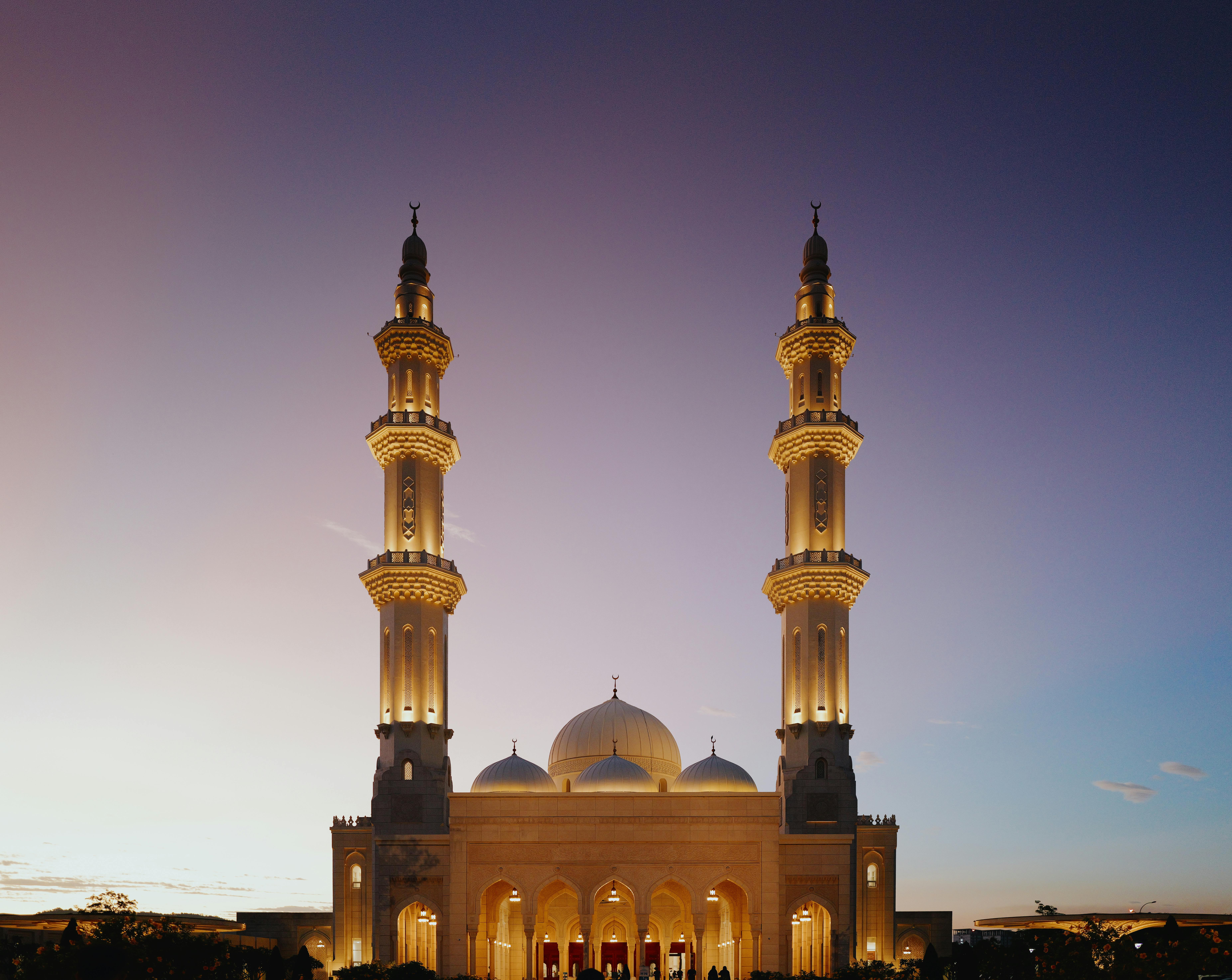 Stunning twilight view of Sendayan Mosque in Negeri Sembilan, Malaysia, accentuating Islamic architecture.