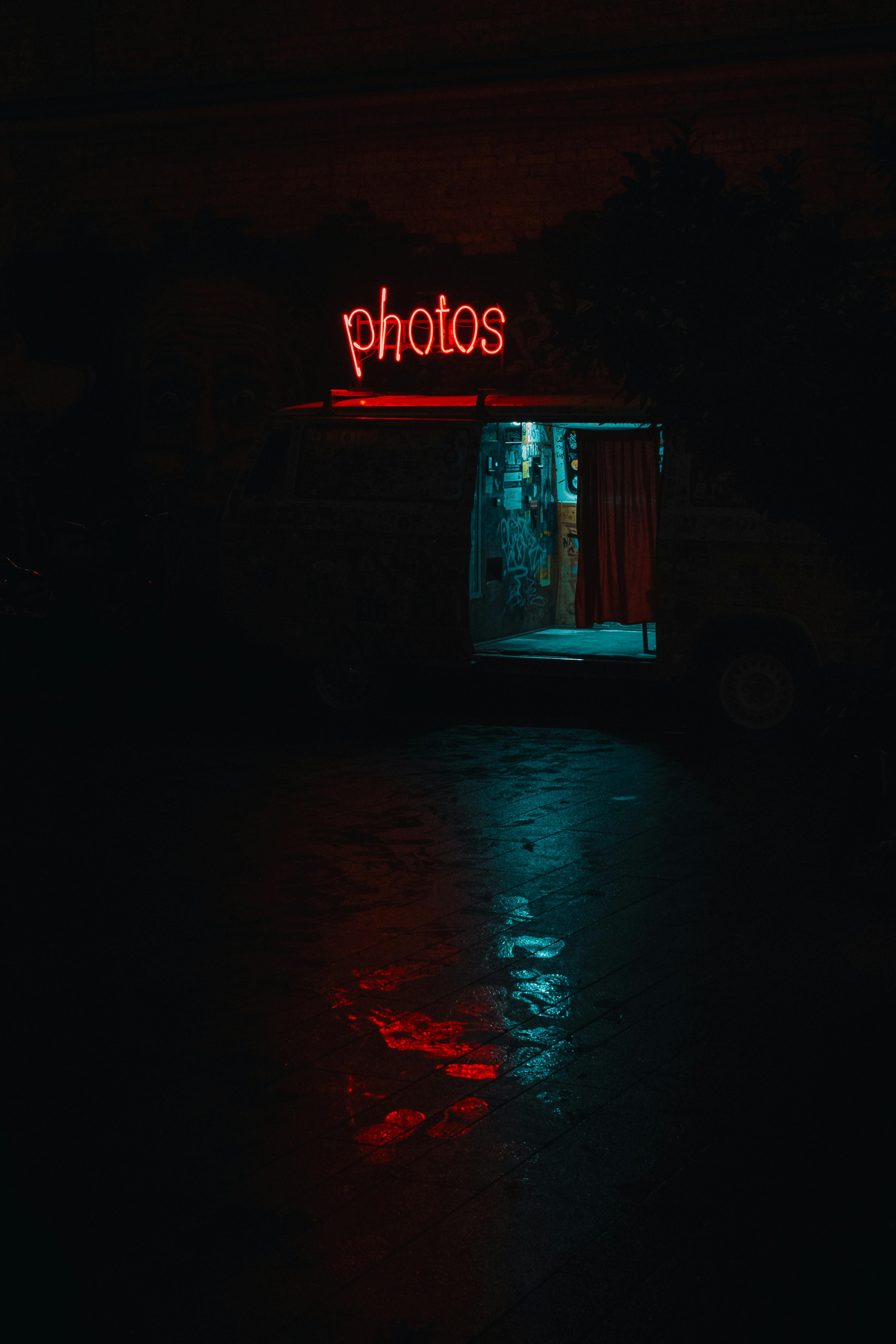 Miễn phí Buồng chụp ảnh tối với biển hiệu đèn neon vào ban đêm tạo nên bầu không khí u ám. Ảnh lưu trữ