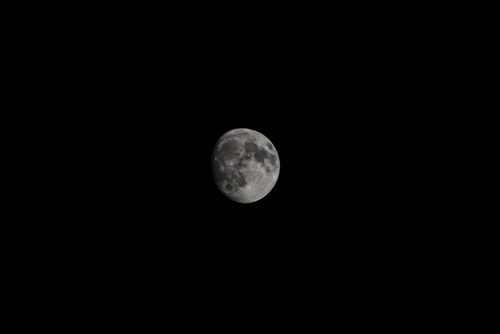 Free A clear view of the moon against a black night sky. Perfect for space and astronomy enthusiasts. Stock Photo