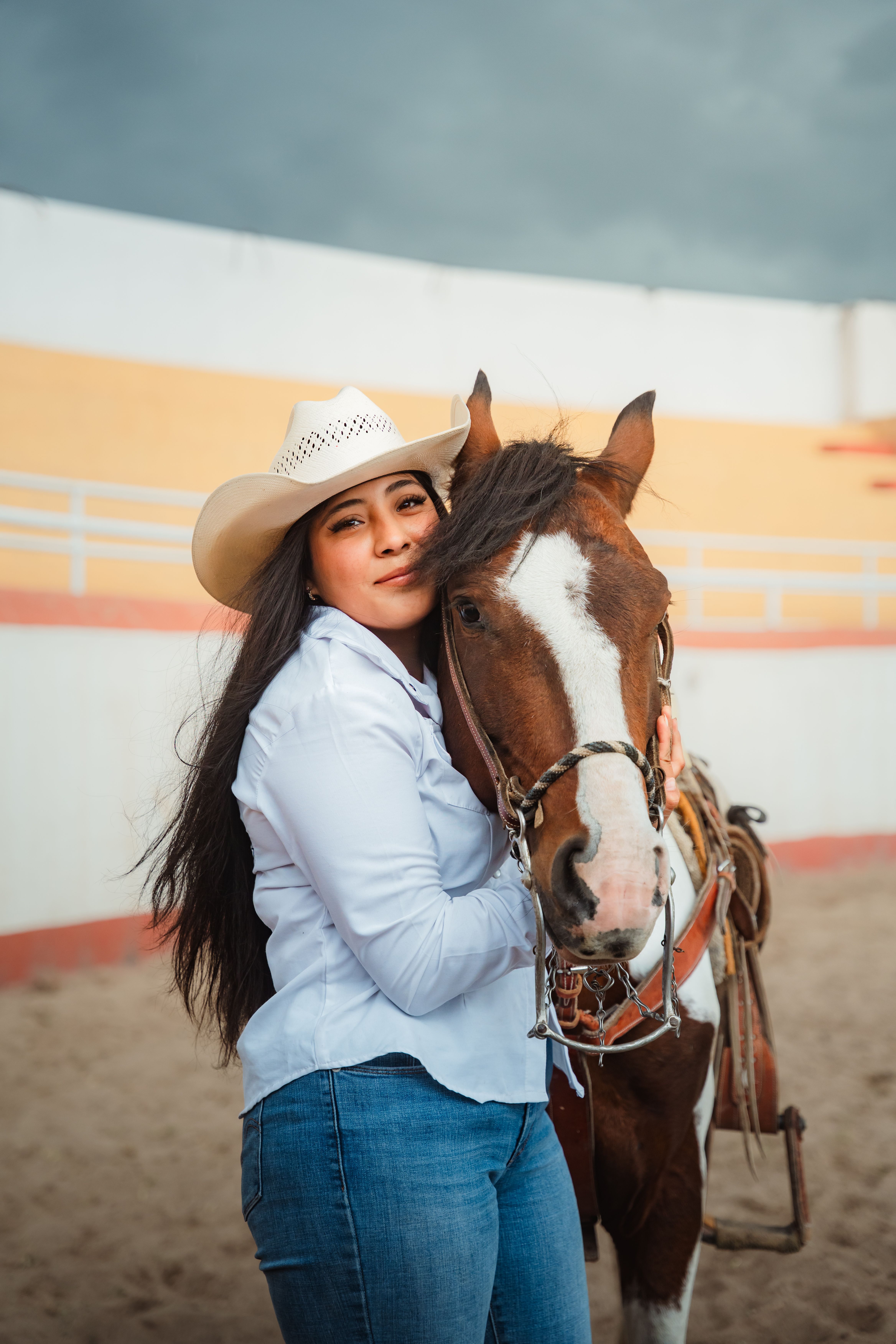 Vaquera Abrazando A Un Caballo En La Arena Del Rodeo Mexicano · Foto de ...