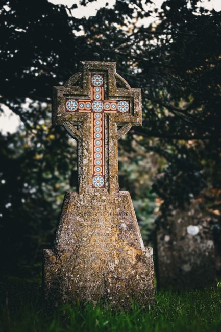 Fotomural Tumba antigua y desgastada con una cruz celta, situada en un cementerio pacífico en Shaftesbury, Inglaterra.