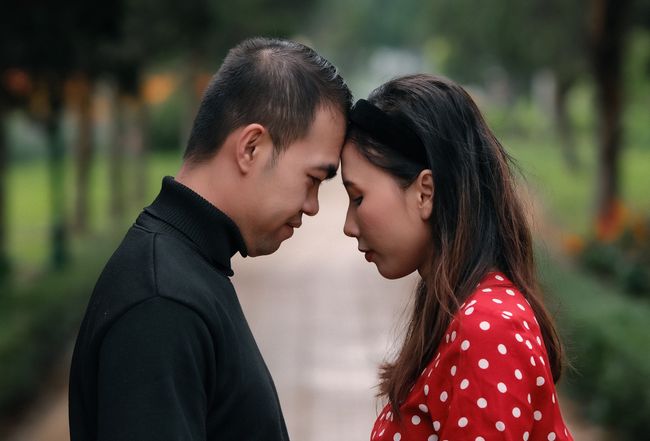 Online dating: starting a conversation on a niche platform
