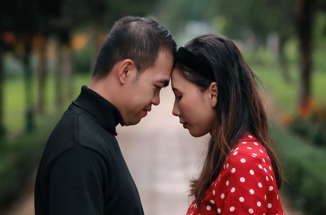 Online dating: starting a conversation on a niche platform