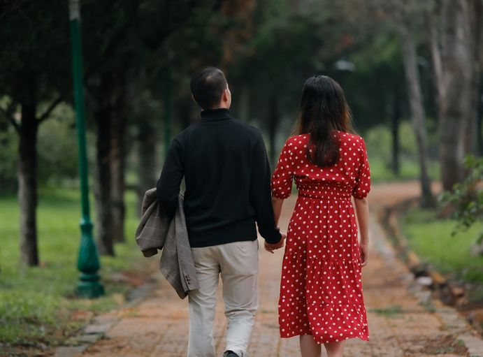 Online dating: starting a conversation on a niche platform