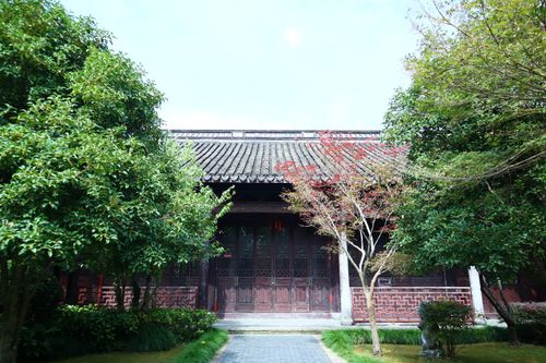 Free A serene traditional Chinese building surrounded by lush greenery, capturing timeless elegance. Stock Photo